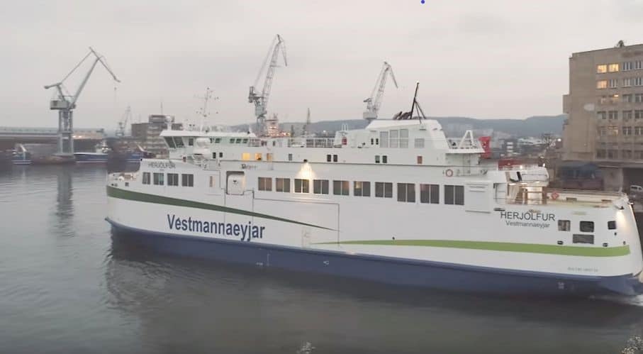 Prom hybrydowy ze stoczni Crist w drodze do Islandii.