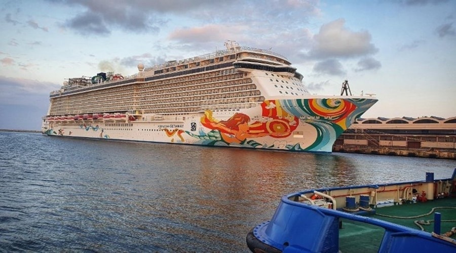 Do Gdyni przypłynął ogromny wycieczkowiec Norwegian Getaway