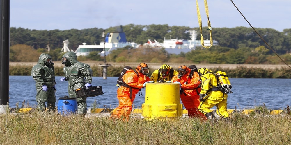 Marynarze 8.FOW wydobyli z dna beczkę z nieznaną zawartością