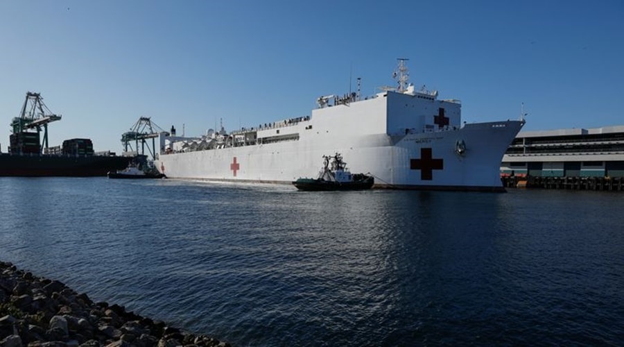 Okręt USNS Mercy przybywa z pomocą do portu Los Angeles / Portal Stoczniowy