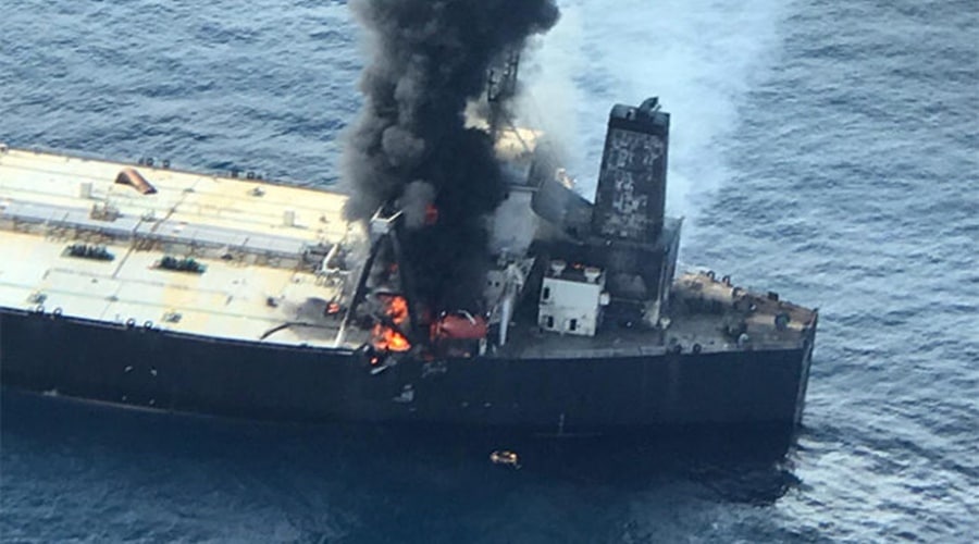 Lankijska marynarka wojenna ratuje płonący tankowiec MT New Diamond / Portal Stoczniowy