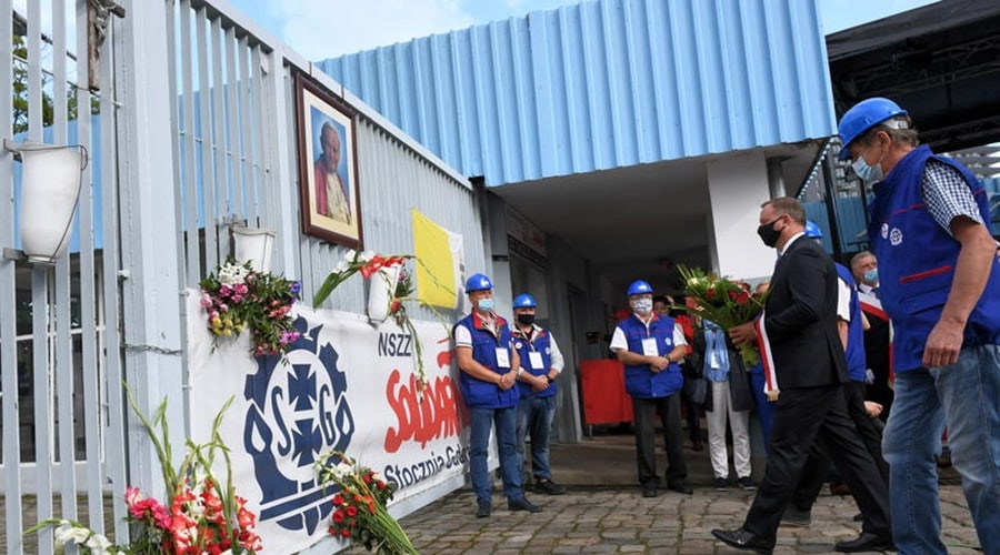 Prezydent i premier złożyli kwiaty pod bramą nr 2 Stoczni Gdańskiej