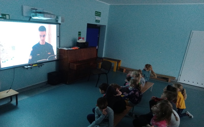 Podchorążowie czytają dzieciom