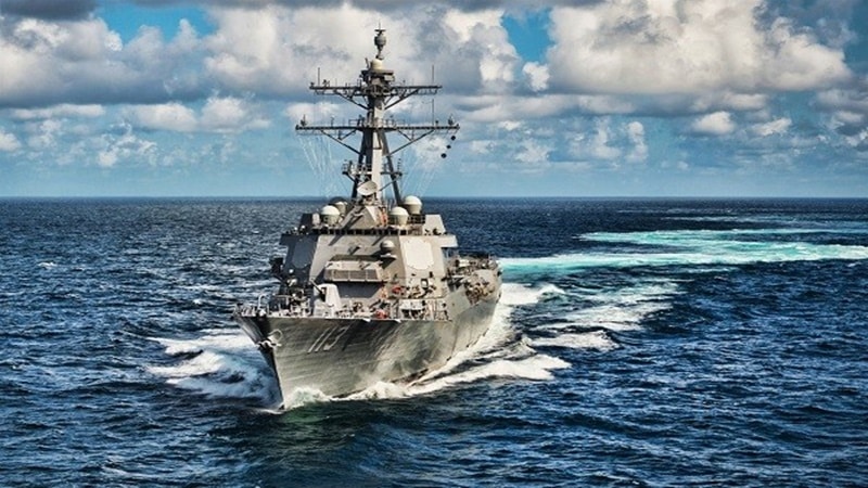 Niszczyciel rakietowy USA w Cieśninie Tajwańskiej