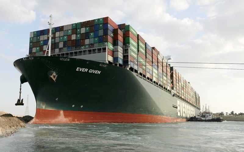 Zły manewr kapitana prawdopodobną przyczyną utknięcia statku na Kanale Sueskim