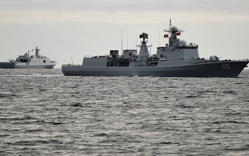 Wzmożony ruch rosyjskich i chińskich okrętów wojennych na wodach wokół Japonii