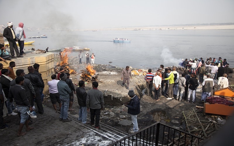 Z Gangesu wyłowiono dziesiątki martwych ciał płynących w dół rzeki