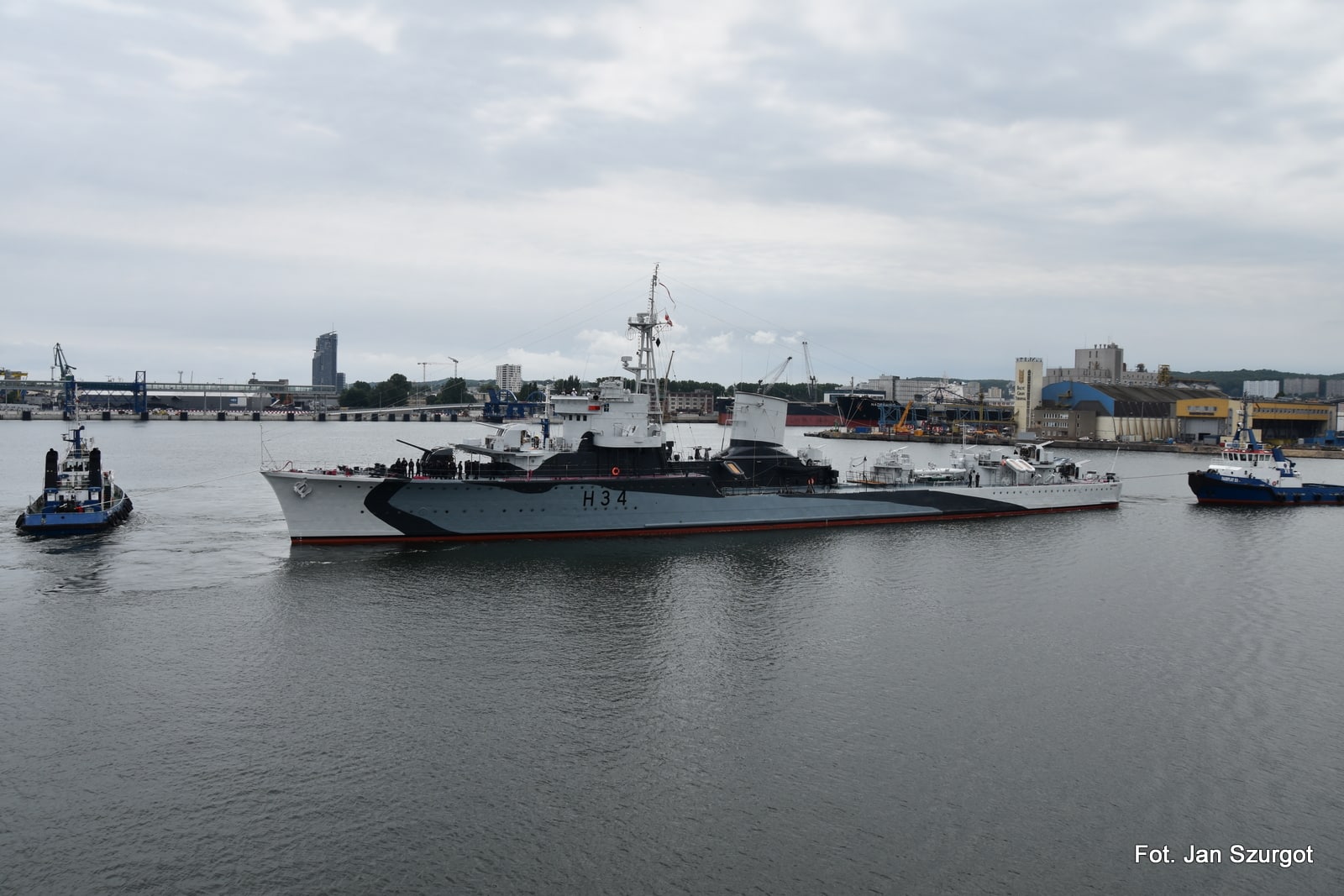 ORP Błyskawica wraca na Nabrzeże Pomorskie w Gdyni