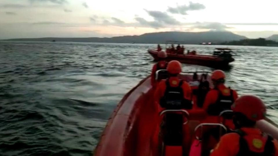 Trwają poszukiwania 18 zaginionych osób po zatonięciu indonezyjskiego promu