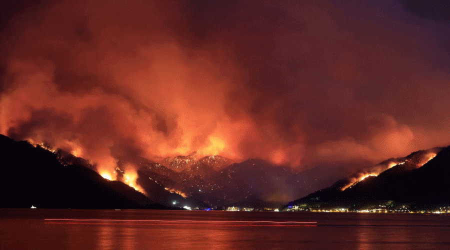 Turcja: turyści uratowani z zagrożonego kurortu przez flotyllę łodzi