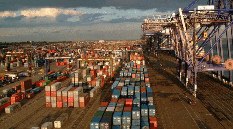 Największy port towarowy w Wielkiej Brytanii zakorkowany przez brak kierowców ciężarówek