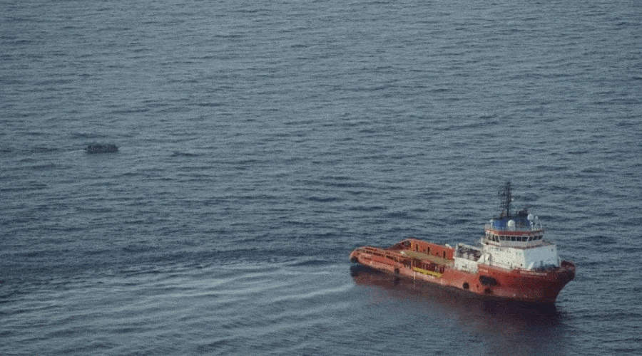 Włochy: 65 migrantów uratowanych na pełnym morzu