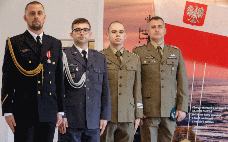 Prezentacja wojskowych mundurów w Klubie 8. Flotylli Obrony Wybrzeża
