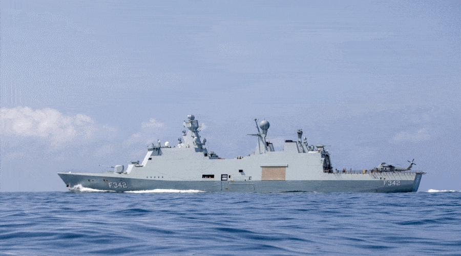 Starcie duńskiej fregaty Esbern Snare z piratami na wodach Zatoki Gwinejskiej / Portal Stoczniowy