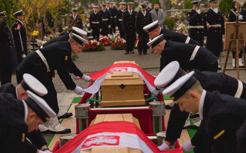 W Kwaterze Pamięci cmentarza MW w Gdyni pochowano oficera i dwóch marynarzy, ofiary terroru komunistycznego