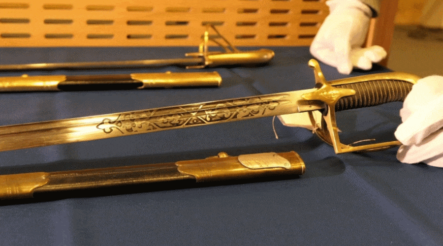Dwie cenne szable oficerskie trafiły do zbiorów Muzeum Marynarki Wojennej / Portal Stoczniowy