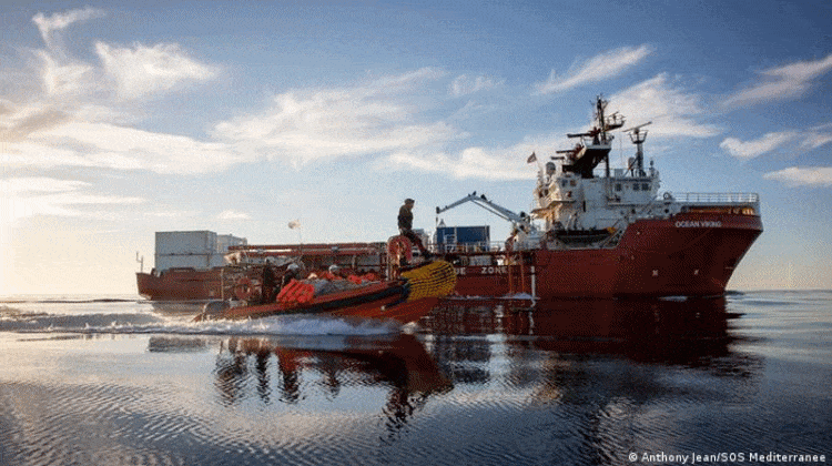 Statek NGO z ponad 550 migrantami płynie na Sycylię / Portal Stoczniowy