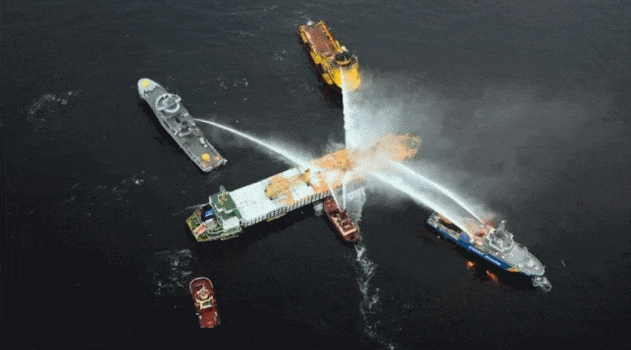 Palący się od tygodnia masowiec zostanie odholowany do portu / Portal Stoczniowy