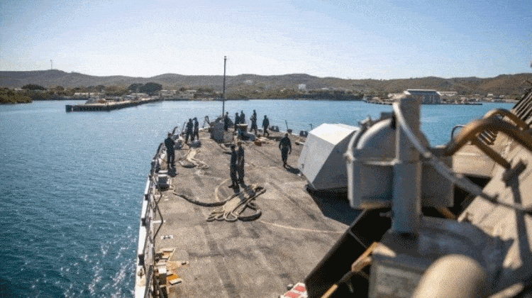 Przymusowy postój okrętu USS Milwaukee w Zatoce Guantanamo / Portal Stoczniowy