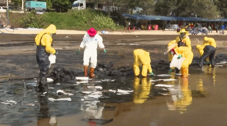 Ropa z uszkodzonego rurociągu zanieczyściła plażę / Portal Stoczniowy