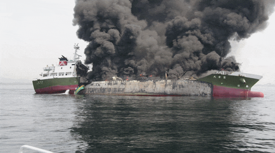 Trzy osoby zginęły w wybuchu tankowca, trzy uratowano, cztery wciąż zaginione / Portal Stoczniowy