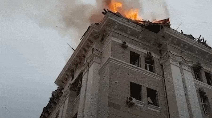 Rosyjska rakieta trafiła w budynek rady miejskiej w Charkowie