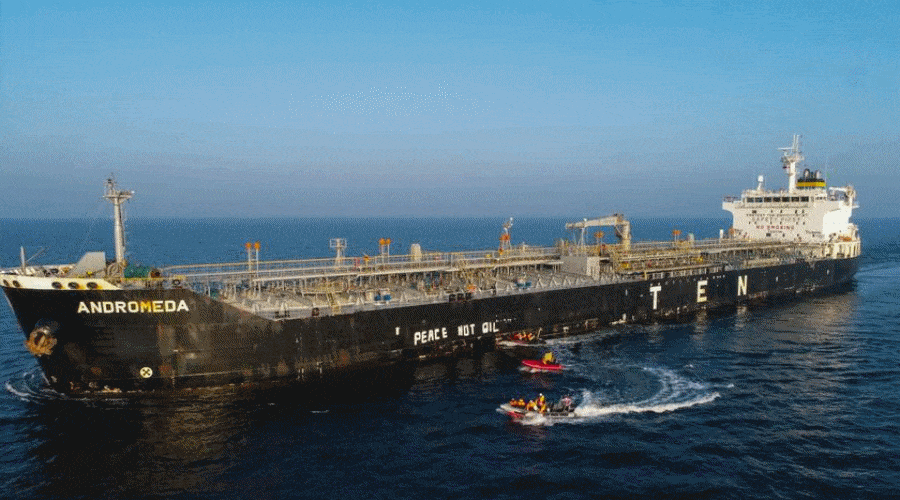 Aktywiści Greenpeace namalowali na statku napis "pokój zamiast ropy" / Portal Stoczniowy