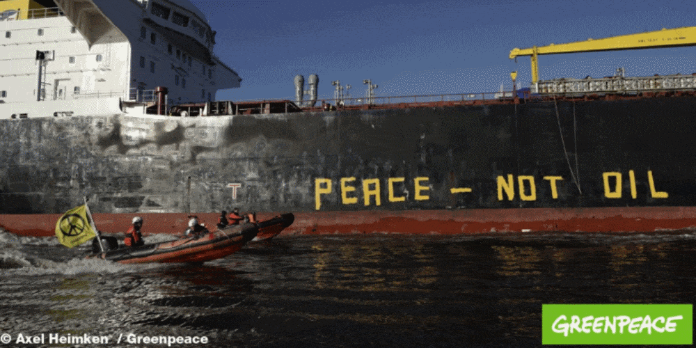 W Bremie aktywiści wymalowali na statku z rosyjską ropą hasło „pokój – nie ropa” ￼