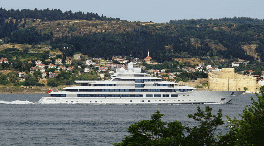Włoskie władze sprawdzają, czy zacumowany w toskańskim porcie luksusowy jacht należy do Putina 