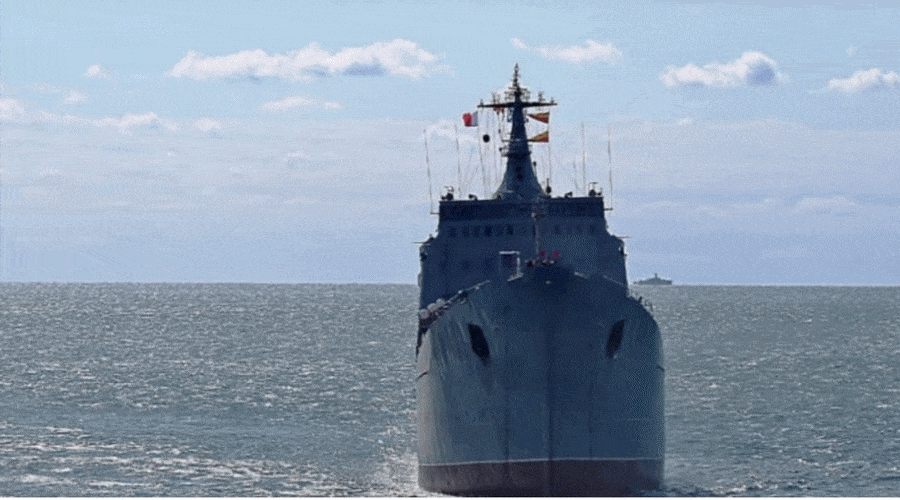 Zniszczony rosyjski okręt mógł przewieźć m.in. 400 żołnierzy i 20 czołgów ￼