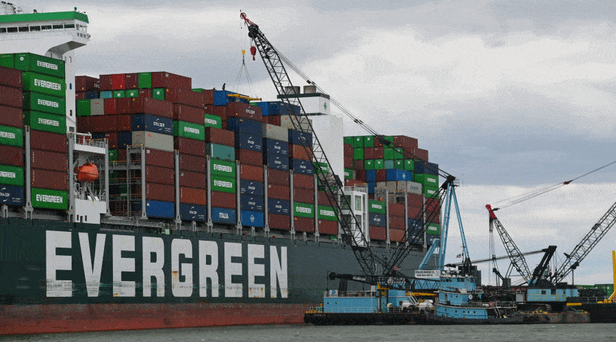 Trwa wyładunek kontenerów z Ever Forward ￼