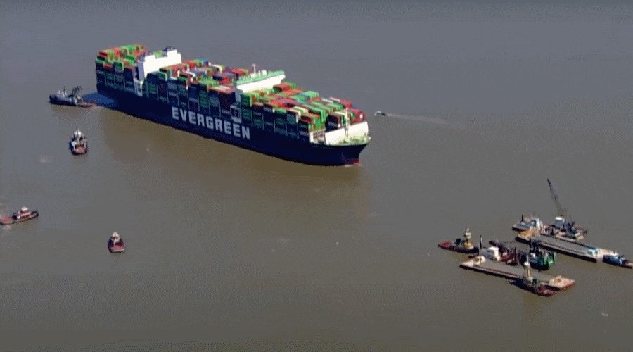 Uwolnienie kontenerowca Ever Forward [WIDEO]