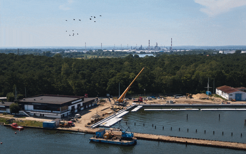 Port Jachtowy w Górkach Zachodnich z nowymi żelbetonowymi pomostami