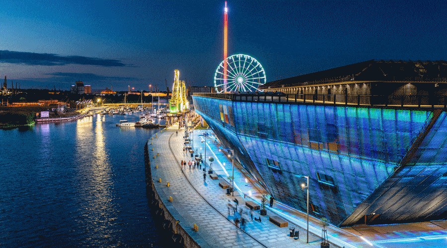 Podświetlenie Morskiego Centrum Nauki z okazji Światowego Dnia Morza ￼