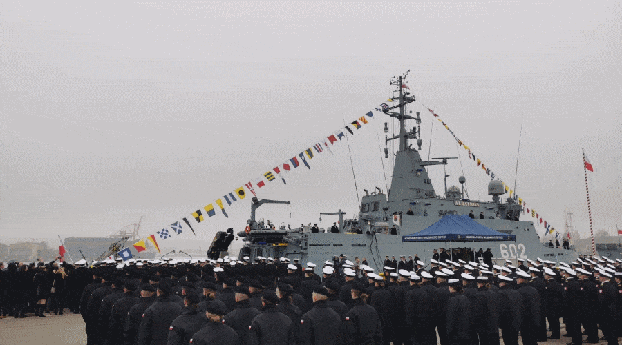 Pierwsze podniesienie bandery na ORP Albatros