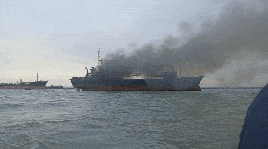 Na wodach Indonezji wybuchł pożar na pokładzie statku towarowego [WIDEO]