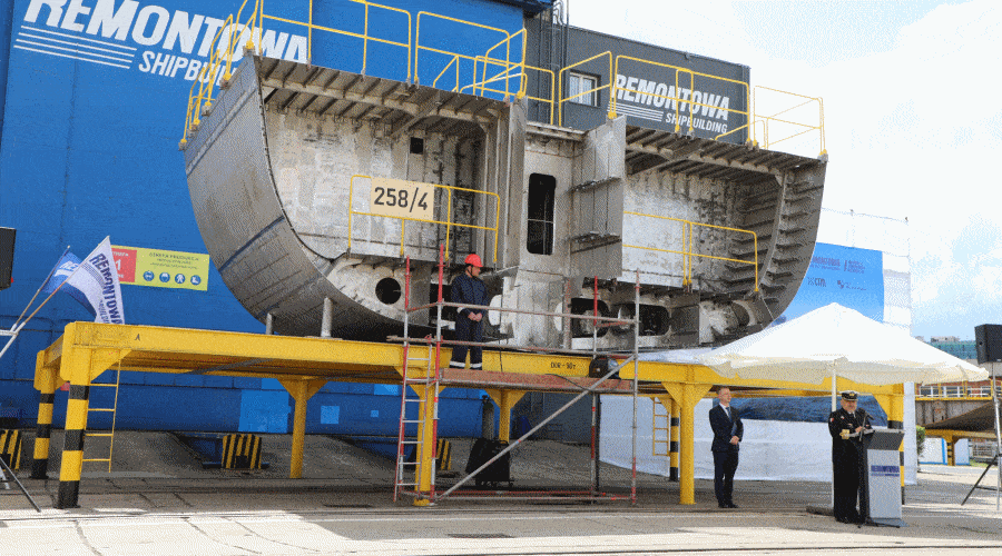 Położenie stępki pod przyszły Niszczyciel Min typu Kormoran II - ORP JASKÓŁKA / Portal Stoczniowy