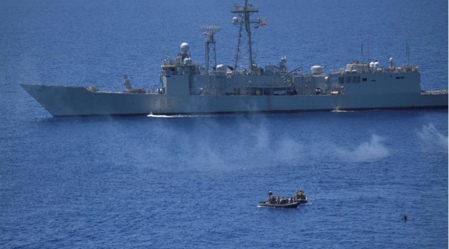 Według doniesień, dwa małe statki pojawiły się w pobliżu drobnicowca /Basilisk/ pływającego pod banderą Liberii. Jednostka o numerze IMO: 9539377, zbudowana w 2013 roku i zarządzana przez niemiecką firmę MINSHIP Shipmanagement, ma długość całkowitą 161,47 m i szerokość 25,26 m. Ostatni sygnał AIS ze statku towarowego został wysłany dwa dni temu, kiedy statek znajdował się na północ od Madagaskaru. Wszystko wskazuje na to, że jednostka wypłynęła 3 maja z Porto Grande na Wyspach Zielonego Przylądka, a jej miejscem docelowym miała być Khalifa w Zjednoczonych Emiratach Arabskich (ZEA) z planowanym przybyciem 29 maja / Portal Stoczniowy