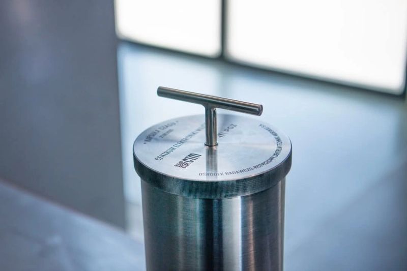 Kapsuła czasu pod Centrum Elektroniki Militarnej w OBR CTM S.A. / Portal Stoczniowy