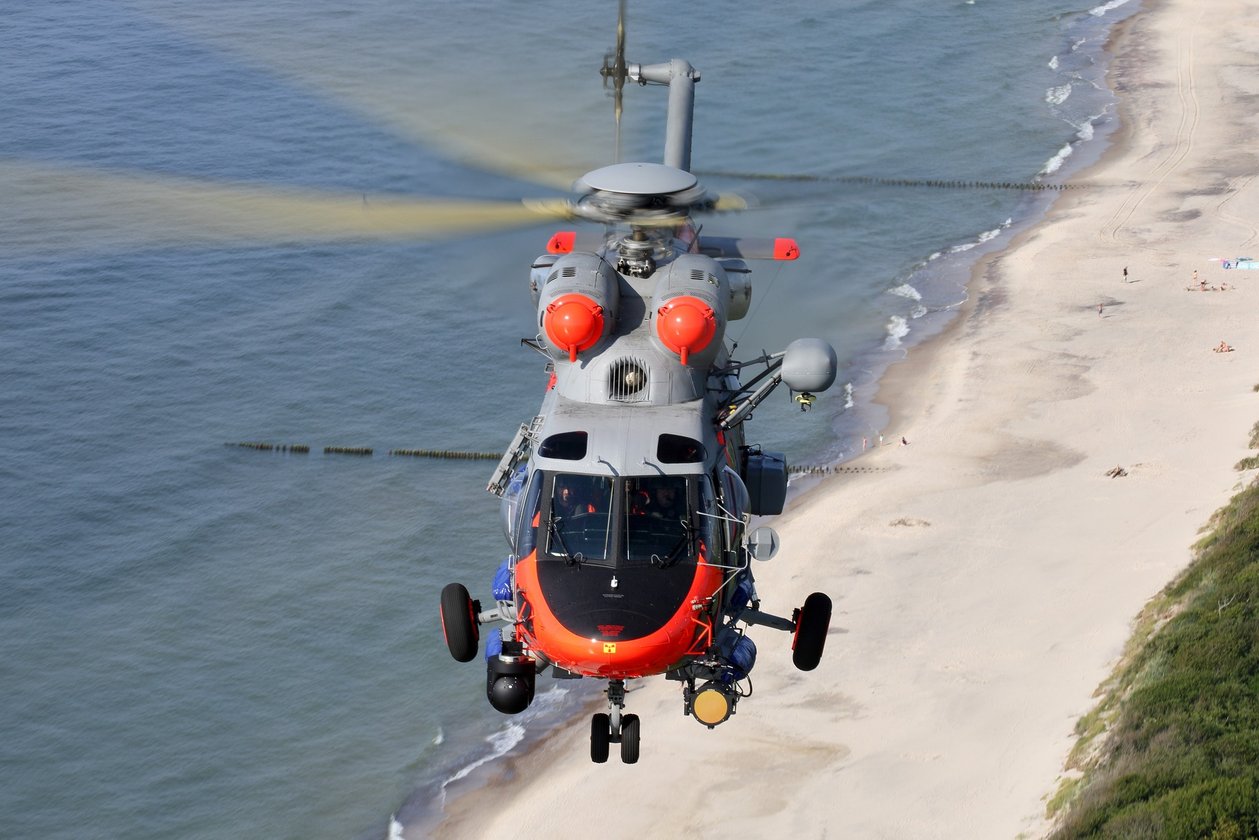 Lotnicy morscy ratują surfera. Akcja SAR z Darłowa / Portal Stoczniowy