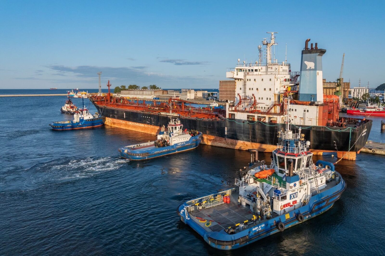 Koniec impasu. Khatanga opuściła Gdynię - co dalej z luką prawną? / Portal Stoczniowy