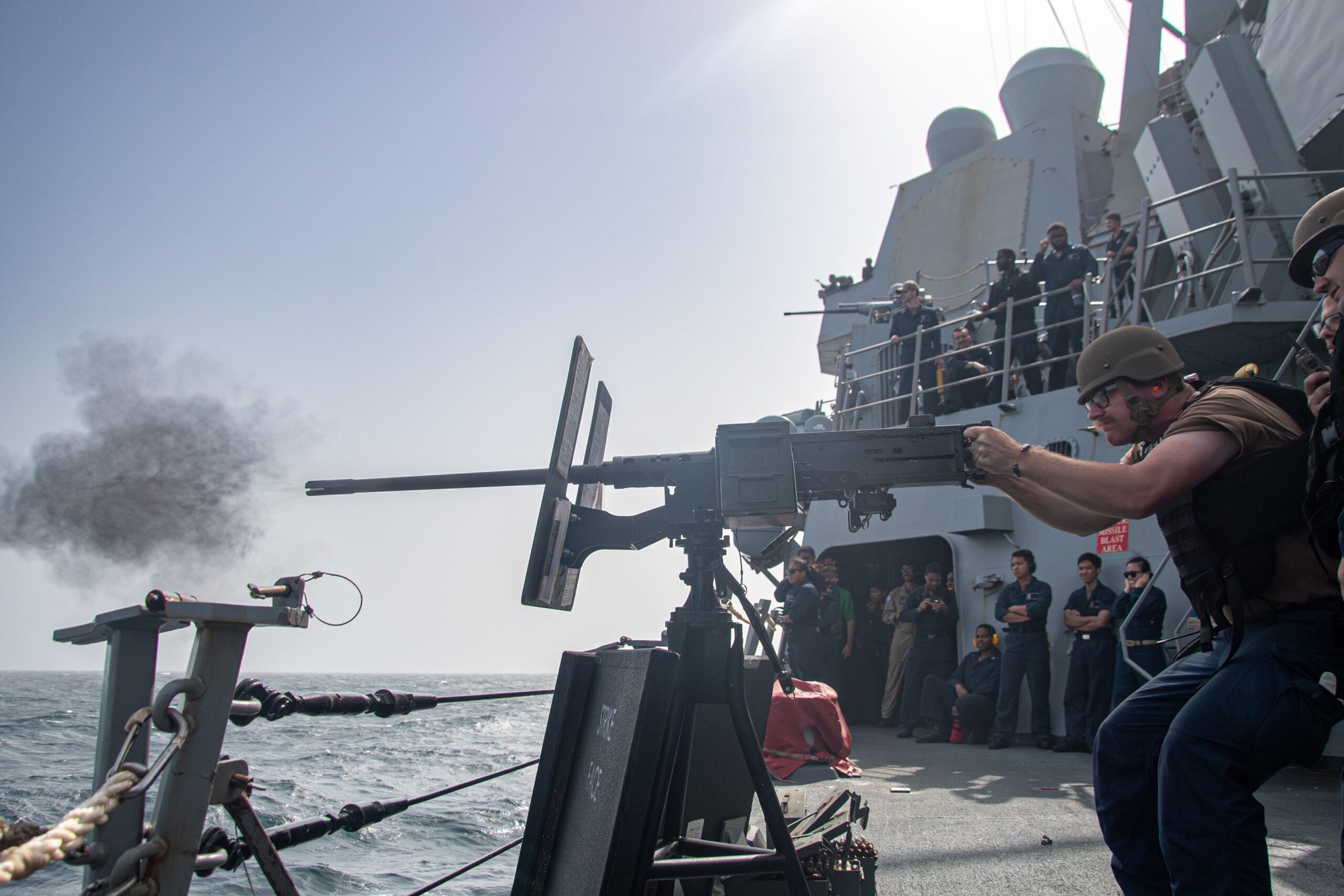 Ćwiczenie ogniowe USS Gridley na wodach Zatoki Omańskiej / Portal Stoczniowy