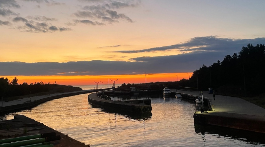 Wakacyjny kurort w Dźwirzynie – między jeziorem a morzem / Portal Stoczniowy