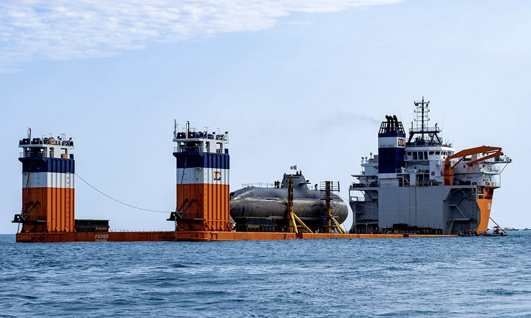 Włoski okręt podwodny trafił do stoczni na pokładzie pływającego doku / Portal Stoczniowy