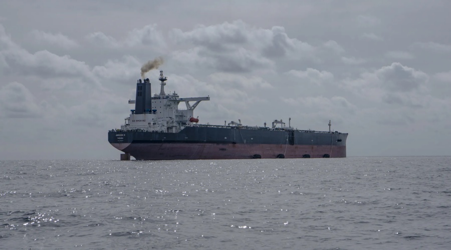 Rosyjski tankowiec uwięziony w arktycznym lodzie. Ryzykowna gra „floty cieni" / Portal Stoczniowy