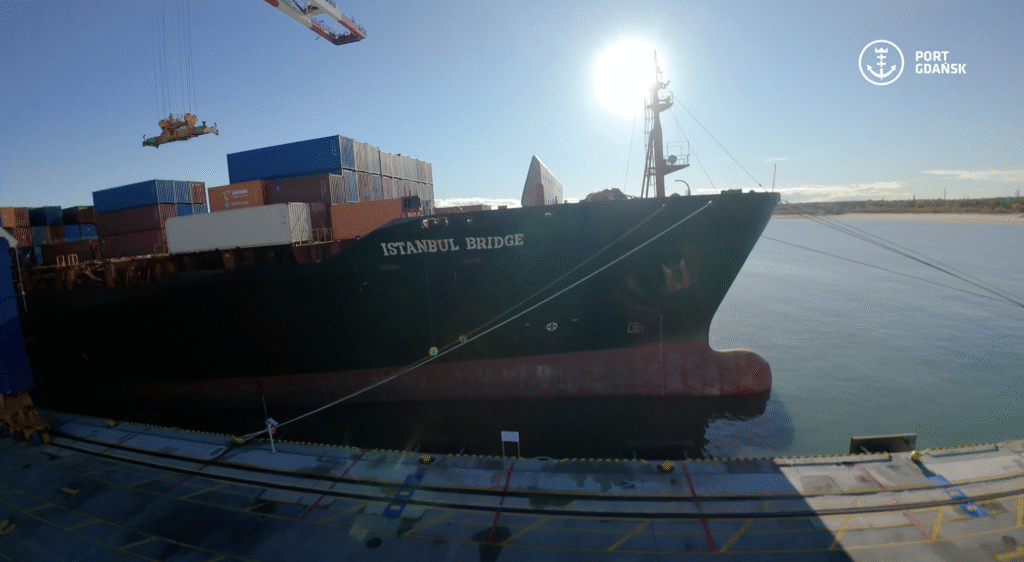 Co naprawdę oznacza wejście kontenerowca Istanbul Bridge do Poru Gdańsk? / Portal Stoczniowy